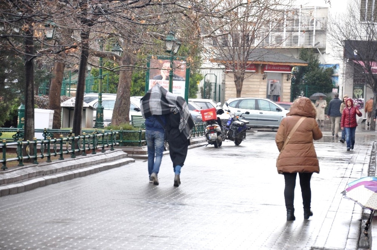 Eskişehirliler Yağmura Hazırlıksız Yakalandı