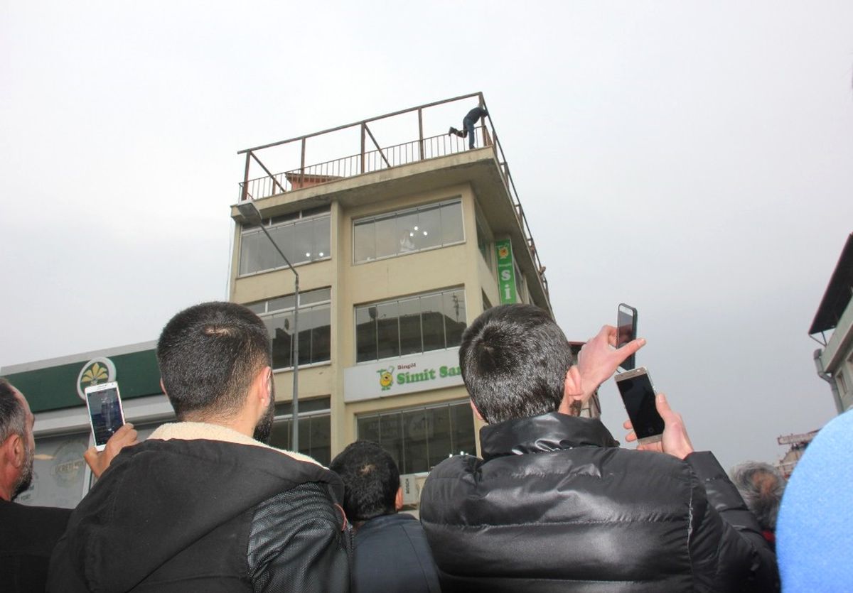 İntihar Girişimini Sosyal Medyadan Canlı Yayınladılar