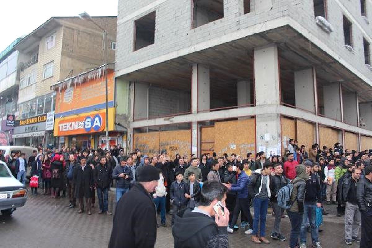 İntihar İçin Çıktığı Direkten İtfaiye Aracının Sepetinde İndirildi