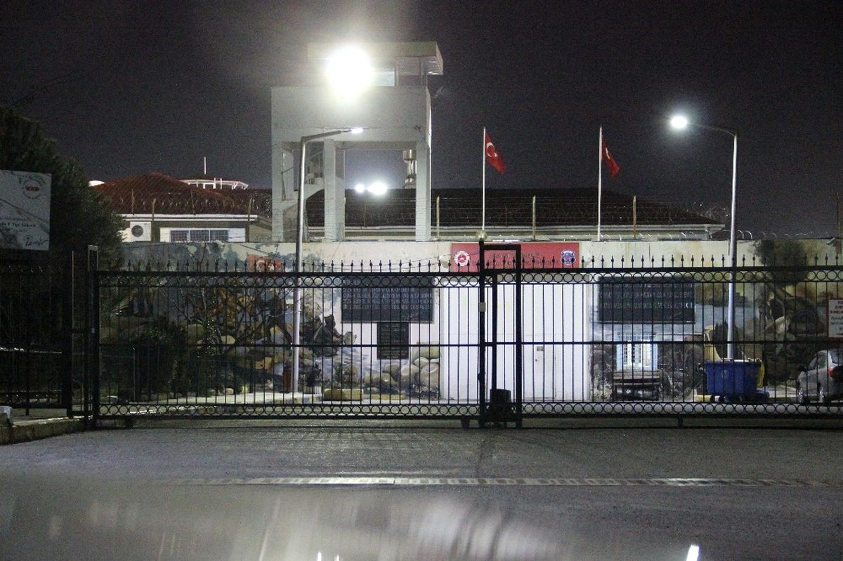İzmir\'de Cezaevinde Yangın
