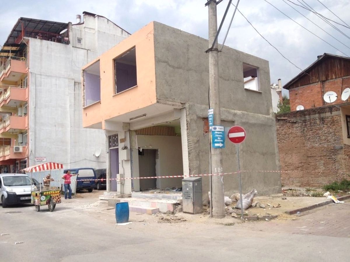 İzmit\'te Yıkılan Riskli Yapıların Yerlerine Yenileri Yapılıyor