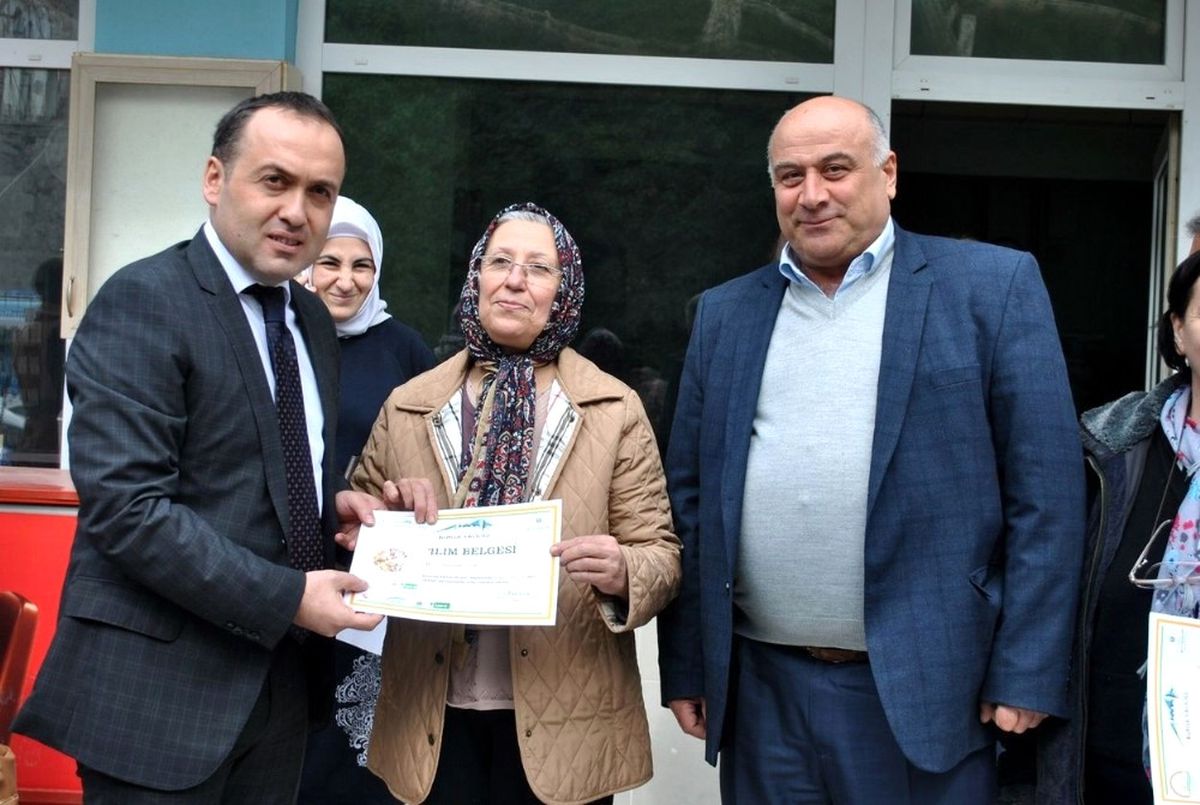 Kadın Çiftçilerin Sertifika Sevinci