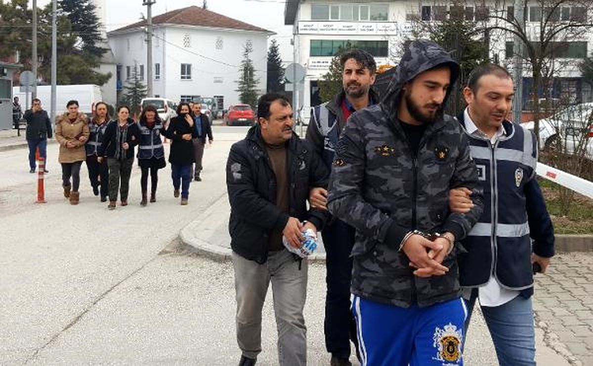 Karısını Taciz Eden Adamı Evinden Aldılar, Kadın Kıyafeti Giydirip Makyaj Yaptılar