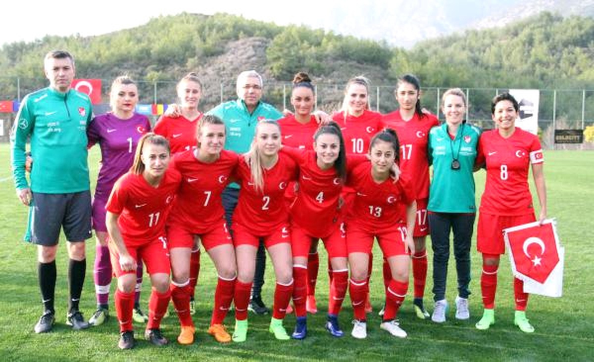 Kadın Milli Futbolcular Romanya\'ya Yenildi