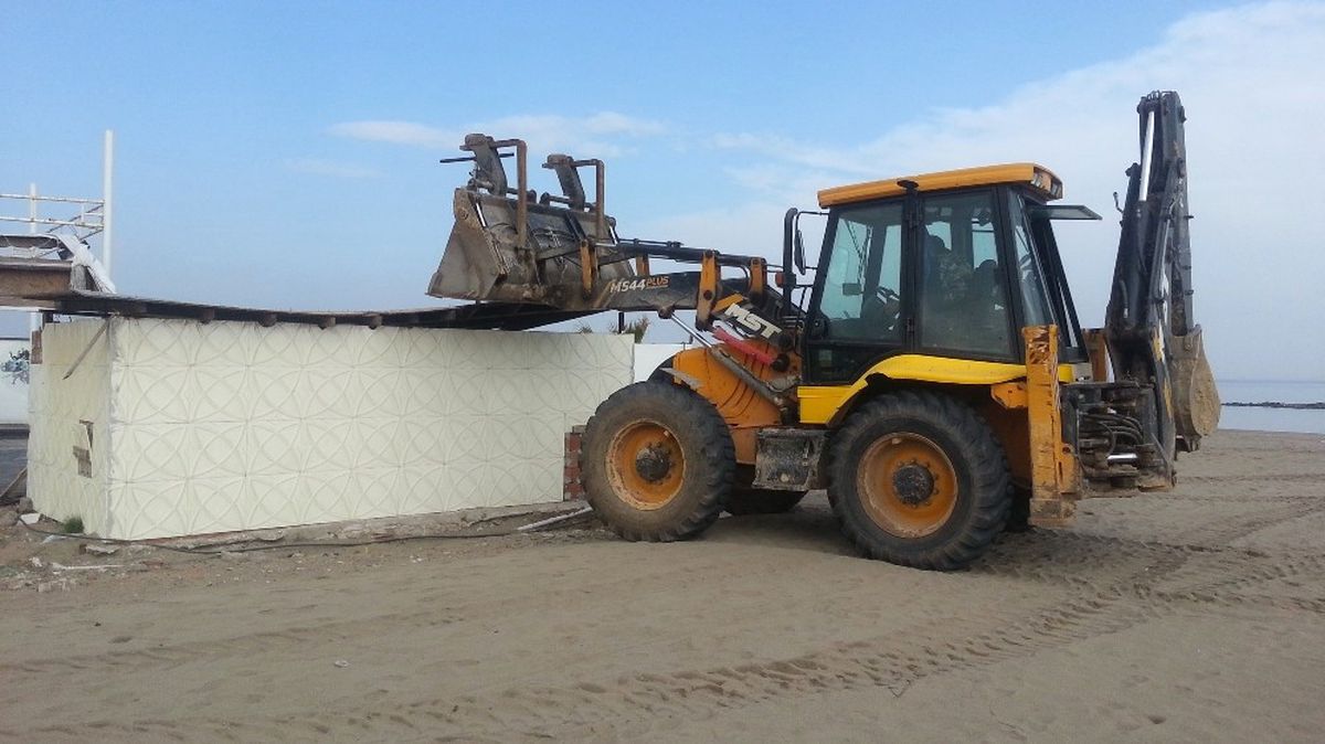 Karasu Sahilinde Kaçak Yapılar Yıkıldı