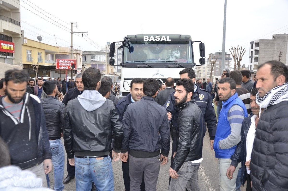 Kaza Sonrası Mahalleli Yolu Trafiğe Kapattı