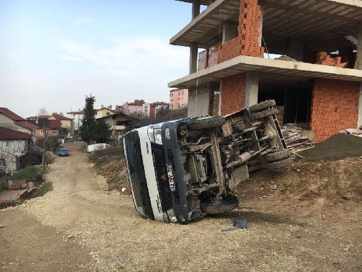 Kum Dökerken Devrilen Kamyonun Sürücüsü Yaralandı