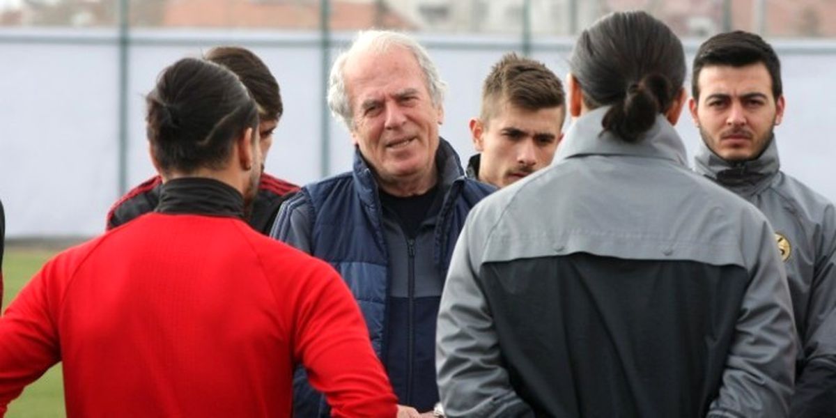 Mustafa Denizli Futbolcusuyla Kavga Etti!