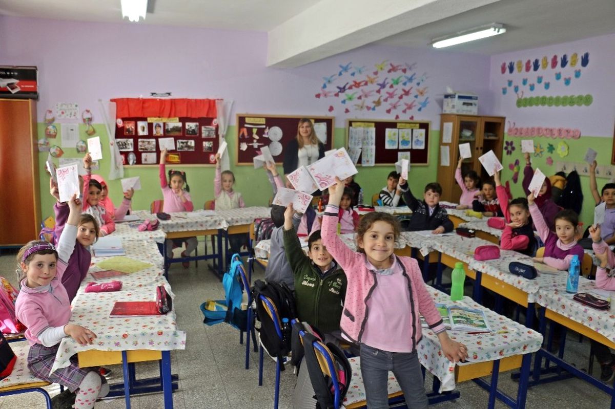 Öğrencilerden Polis ve Asker Ağabeylerine Moral Mektubu