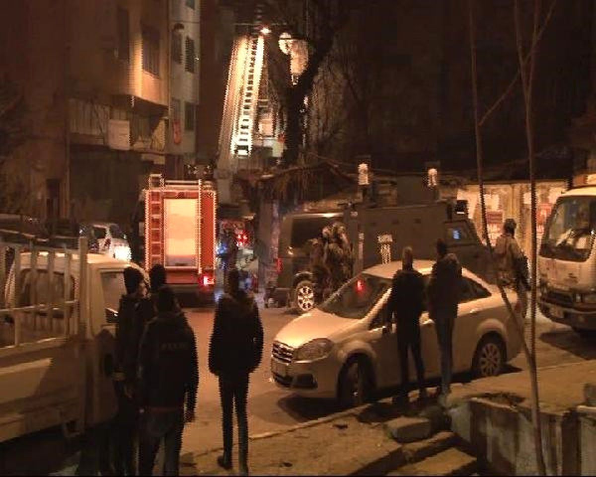 Okmeydanı\'nda Gençlik Federasyonu Derneği\'ne Operasyon Düzenlendi