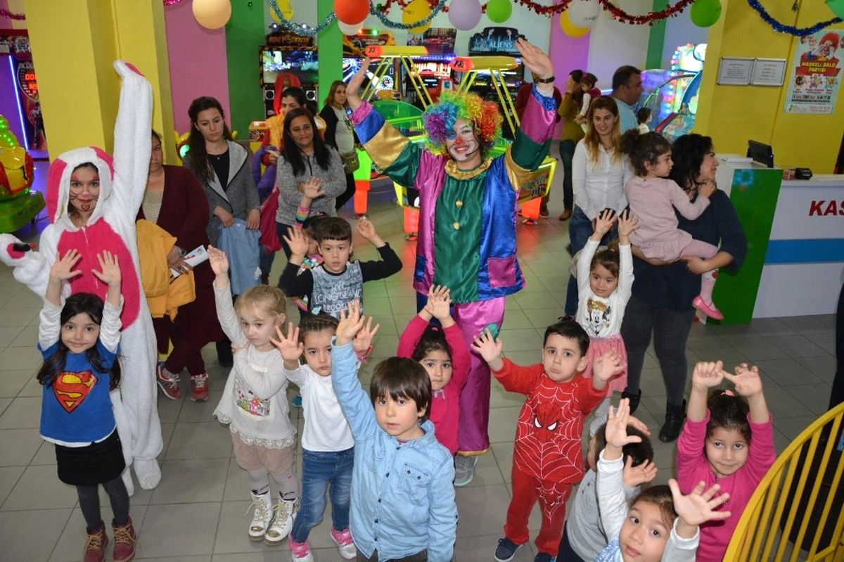 Ortaca\'da, Çocukların Maskeli Balo Coşkusu