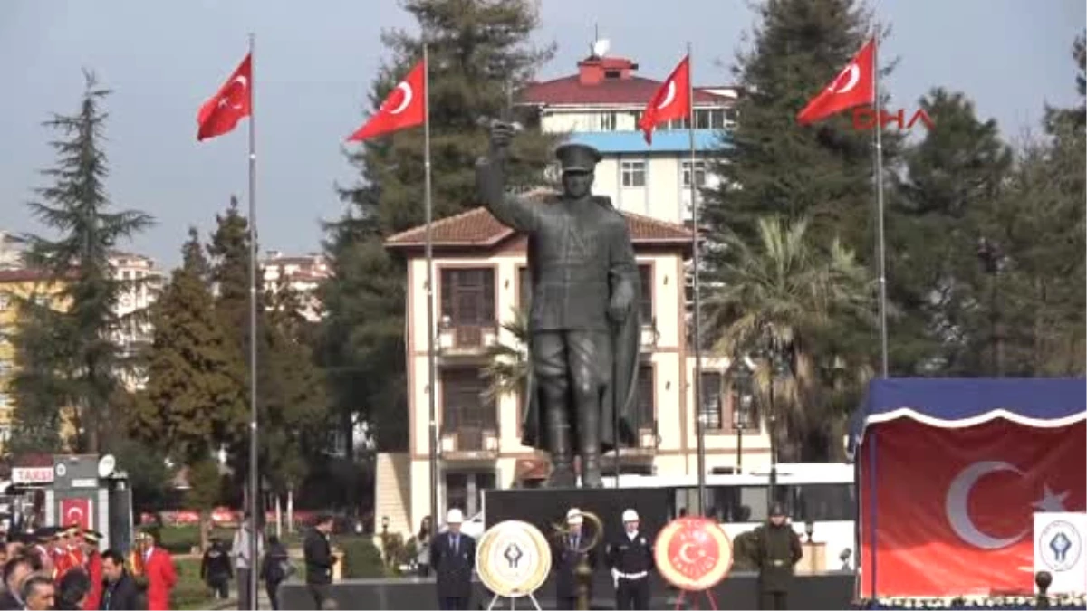 Rize\'de Atatürk Anıtının Konulduğu Yeni Alanda Ilk Tören