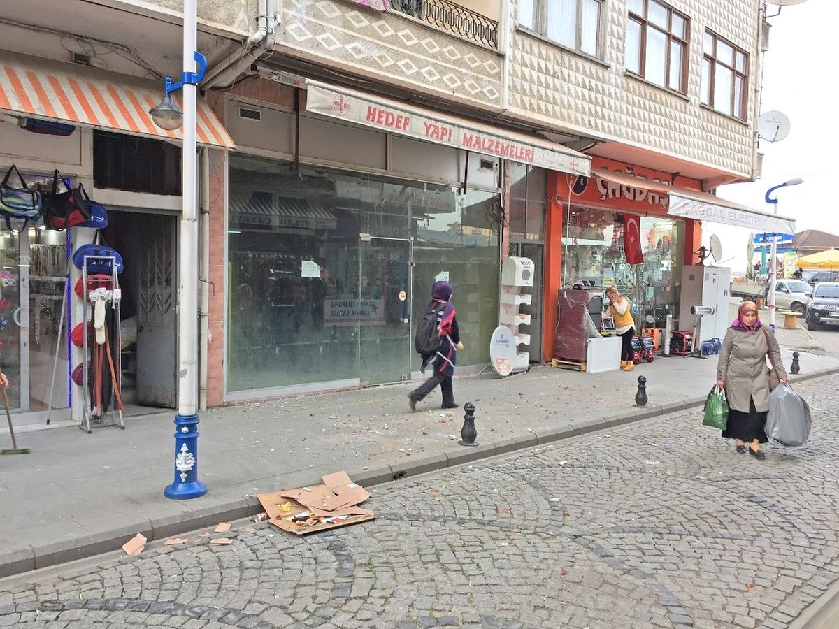 Rize\'nin Pazar İlçesinde Sokakta Yürüyen Vatandaşın Kafasına Tuğla Düştü