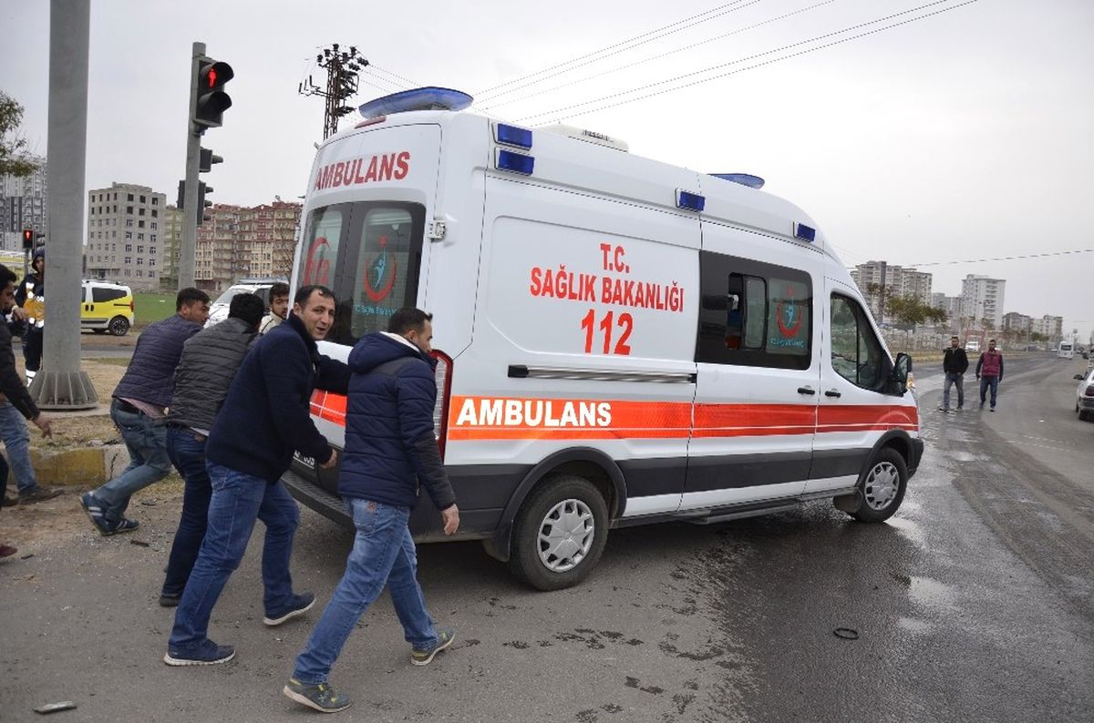 Şanlıurfa\'da Trafik Kazası: 2 Yaralı