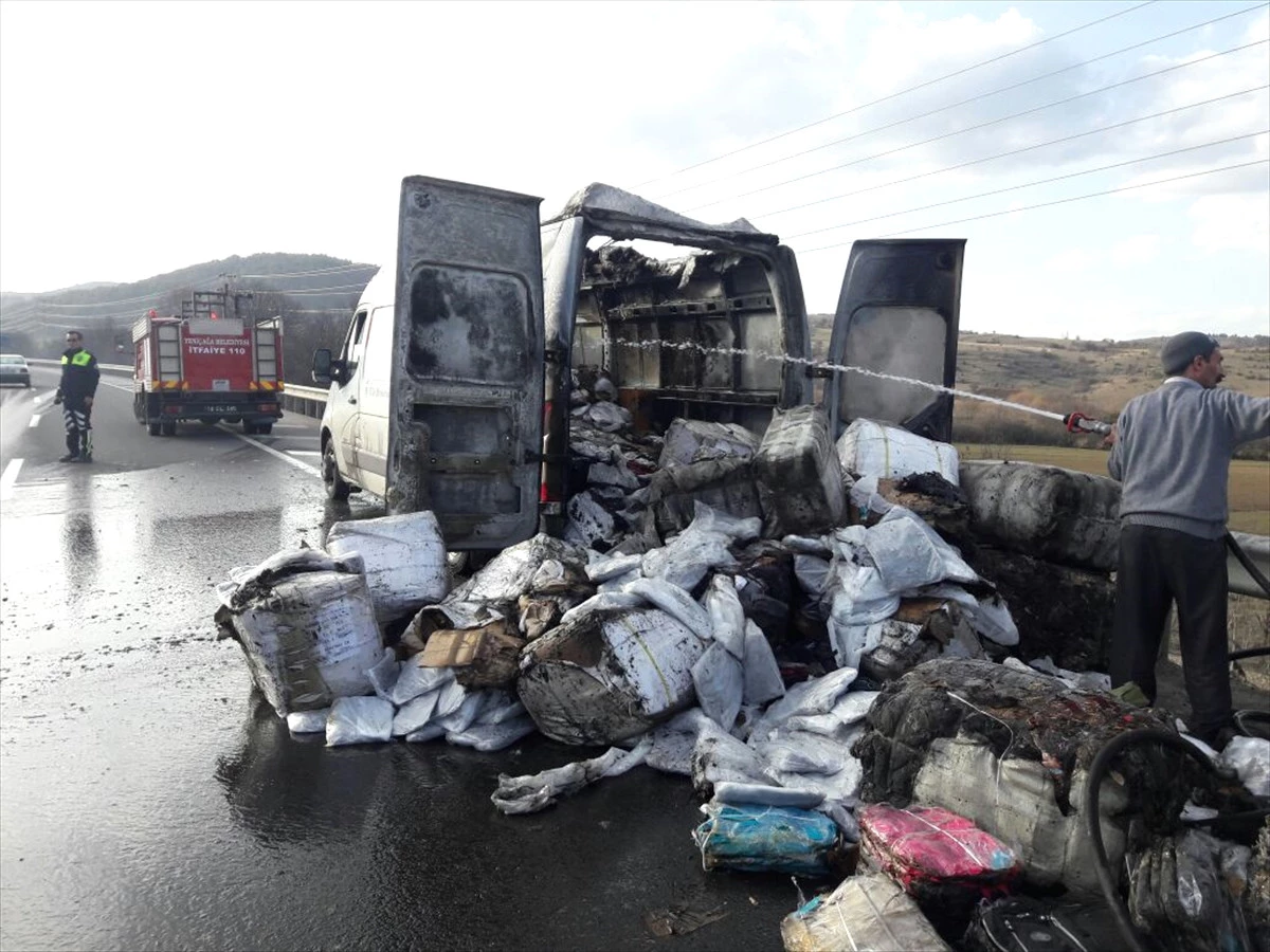 Seyir Halindeki Kargo Minibüsünde Yangın Çıktı