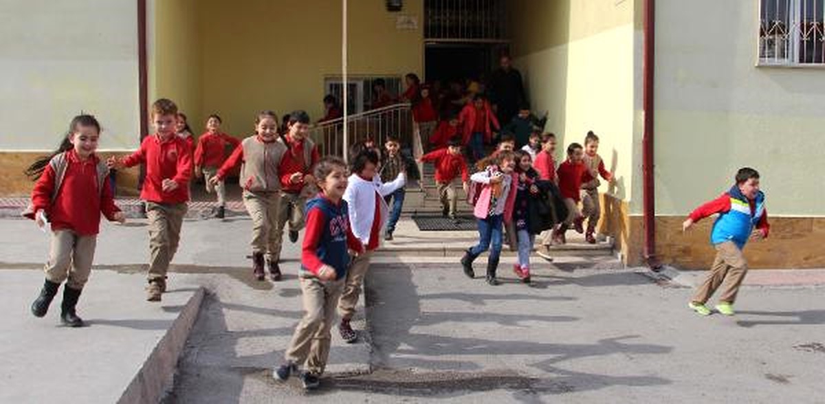 Sivas 400 Öğrenci, 1 Dakika 15 Saniyede Okulu Boşalttı