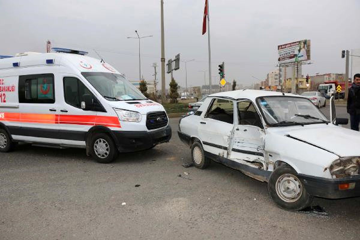 Siverek\'te Ambulans ile Otomobil Çarpıştı: 2 Yaralı