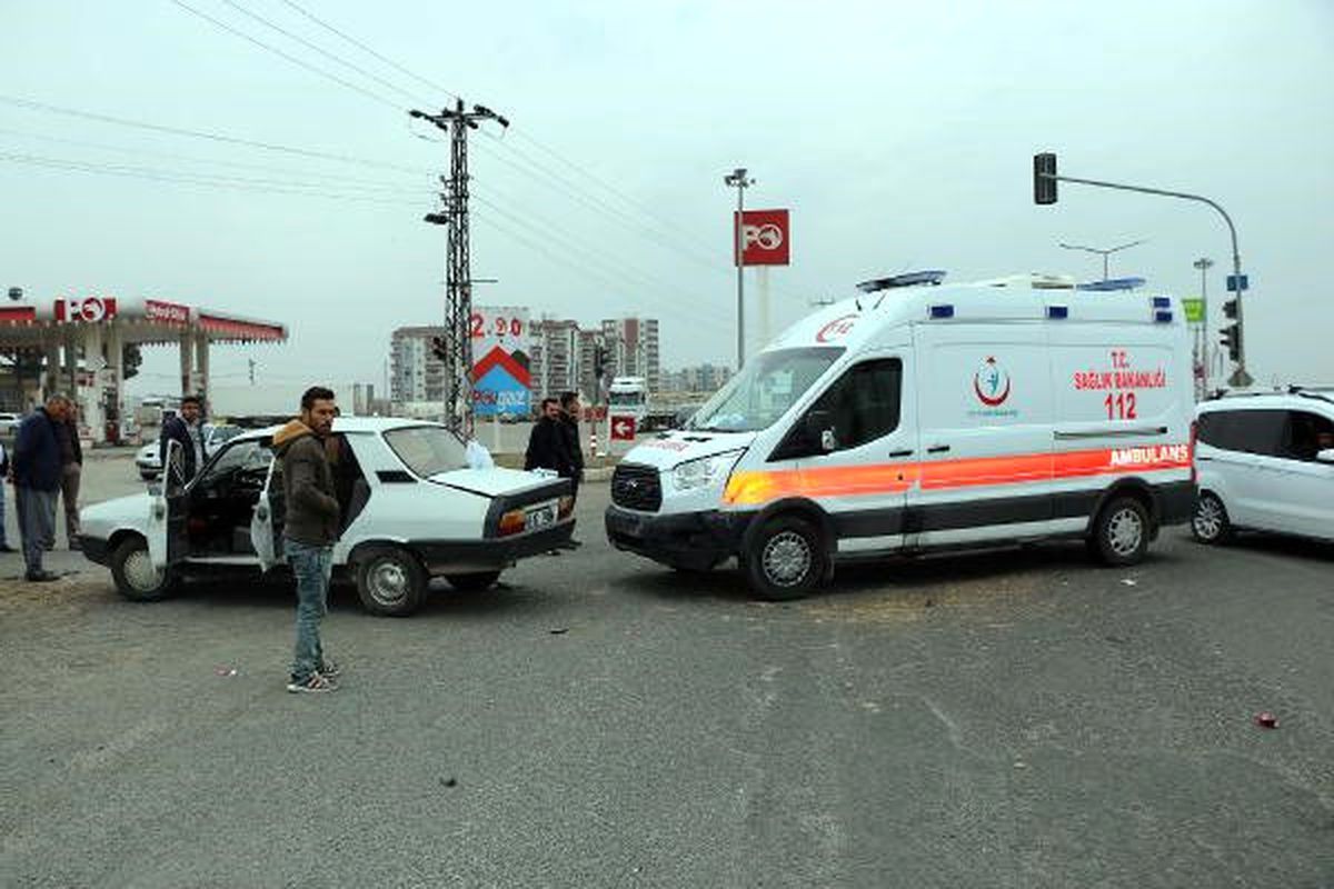 Siverek\'te Ambulans ile Otomobil Çarpıştı: 2 Yaralı