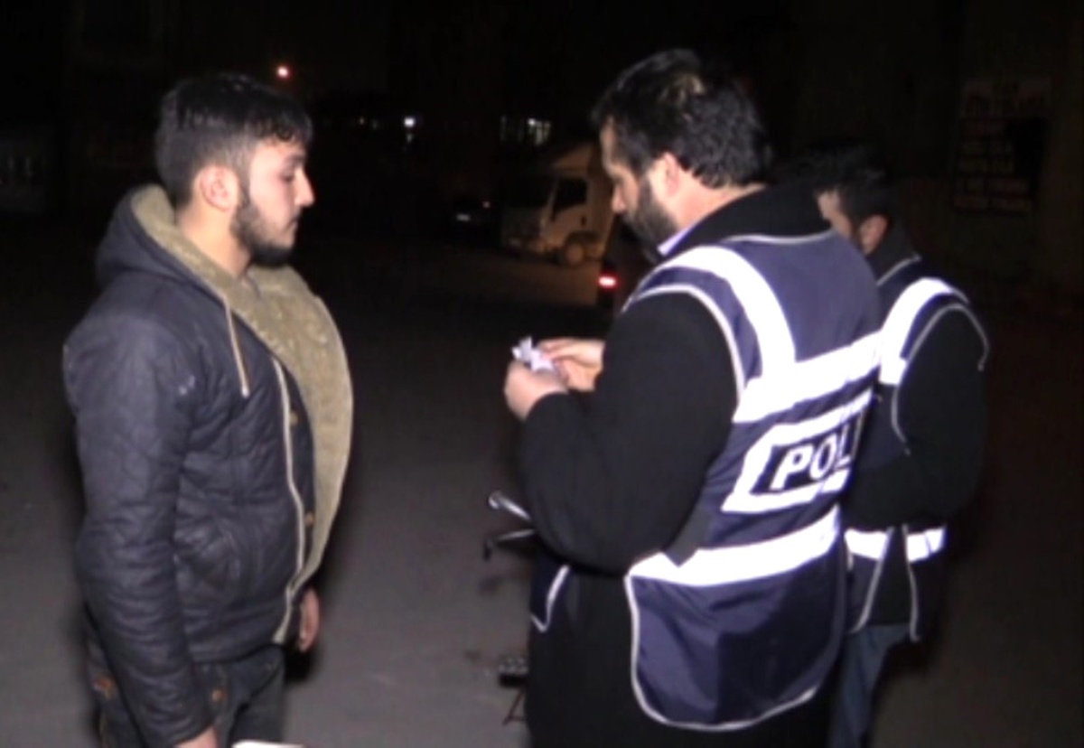 Suriye ve Afgan Uyrukluların Oturduğu Mahalleye Bin Polisle Operasyon