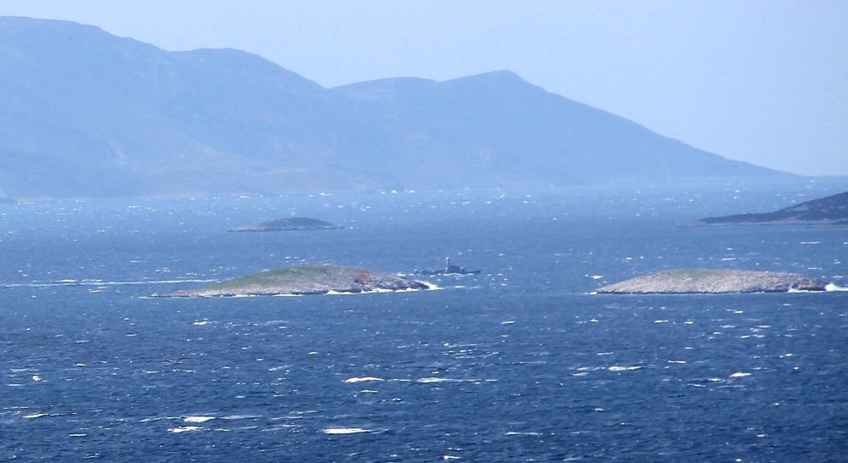 Türk ve Yunan Savaş Gemileri Kardak\'ta