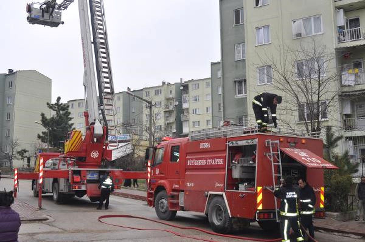 Yangında Mahsur Kalan 9 Kişiyi İtfaiye Kurtardı
