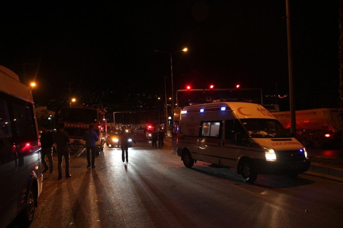 Yolcu Minibüsü ile Otomobil Çarpıştı: 2 Yaralı