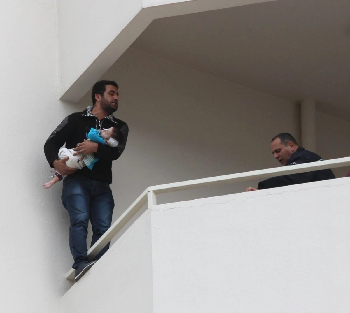 İntihara Kalkışan Babanın Kucağındaki Bebeğe Adana Valisi Sahip Çıktı