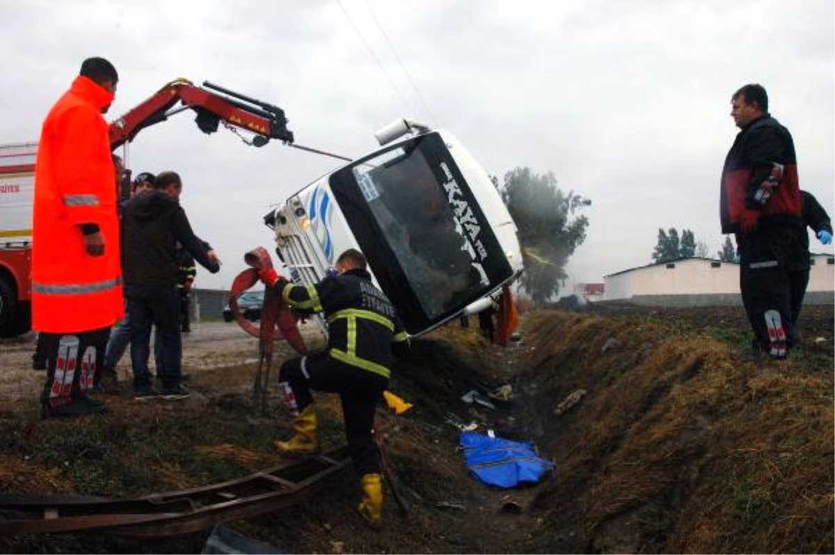 Adana\'da Servis Minibüsü Takla Attı: 1 Ölü, 20 Yaralı