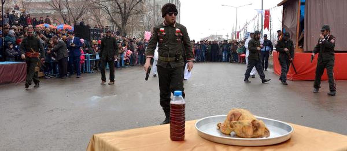 Aşkale\'nin Kurtuluş Töreninde Silah Sesleri Çocukları Ağlattı