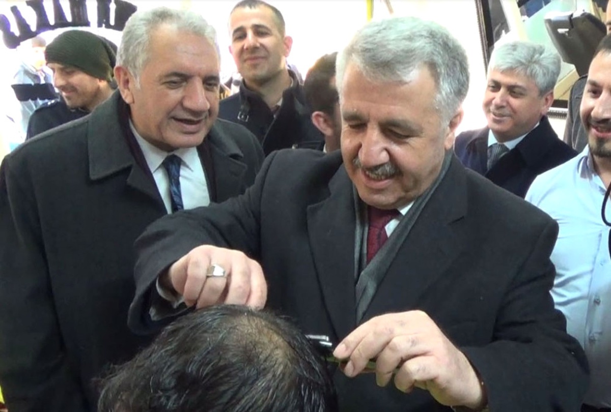 Bakan Arslan Eline Makas Aldı, Vatandaşın Saçını Kesti
