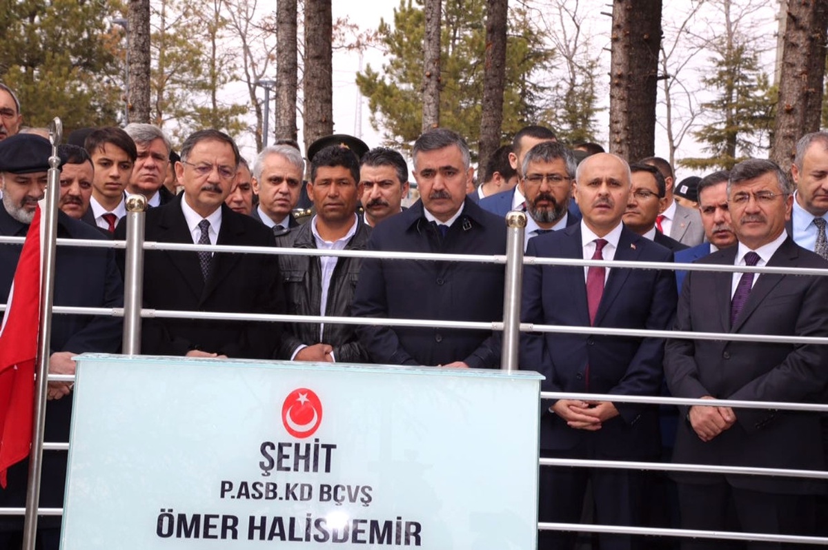 Bakan Ömer Halisdemir\'in Kabrini Ziyaret Etti