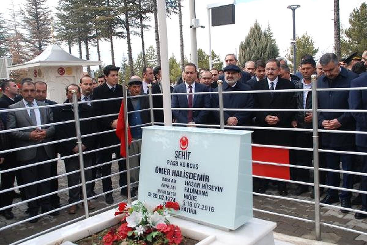 Bakan Özhaseki, Ömer Halisdemir\'in Kabrini Ziyaret Etti