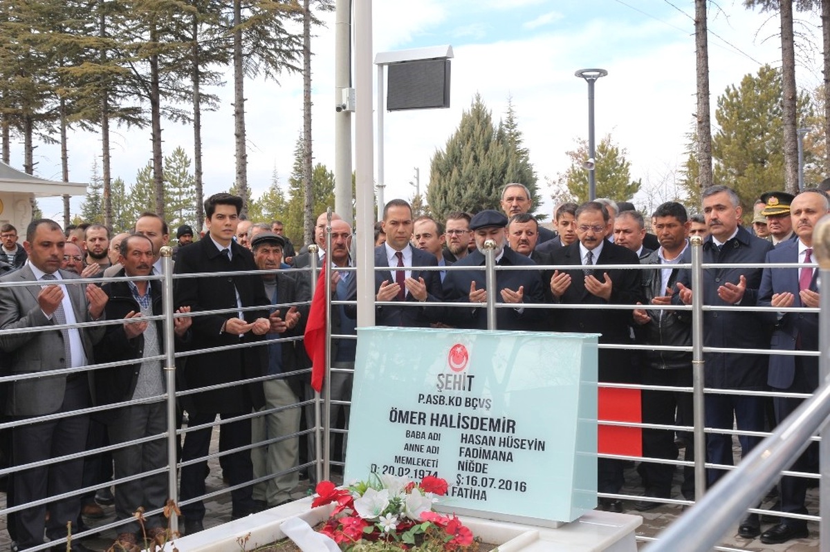 Bakan Özhaseki, Ömer Halisdemir\'in Kabrini Ziyaret Etti