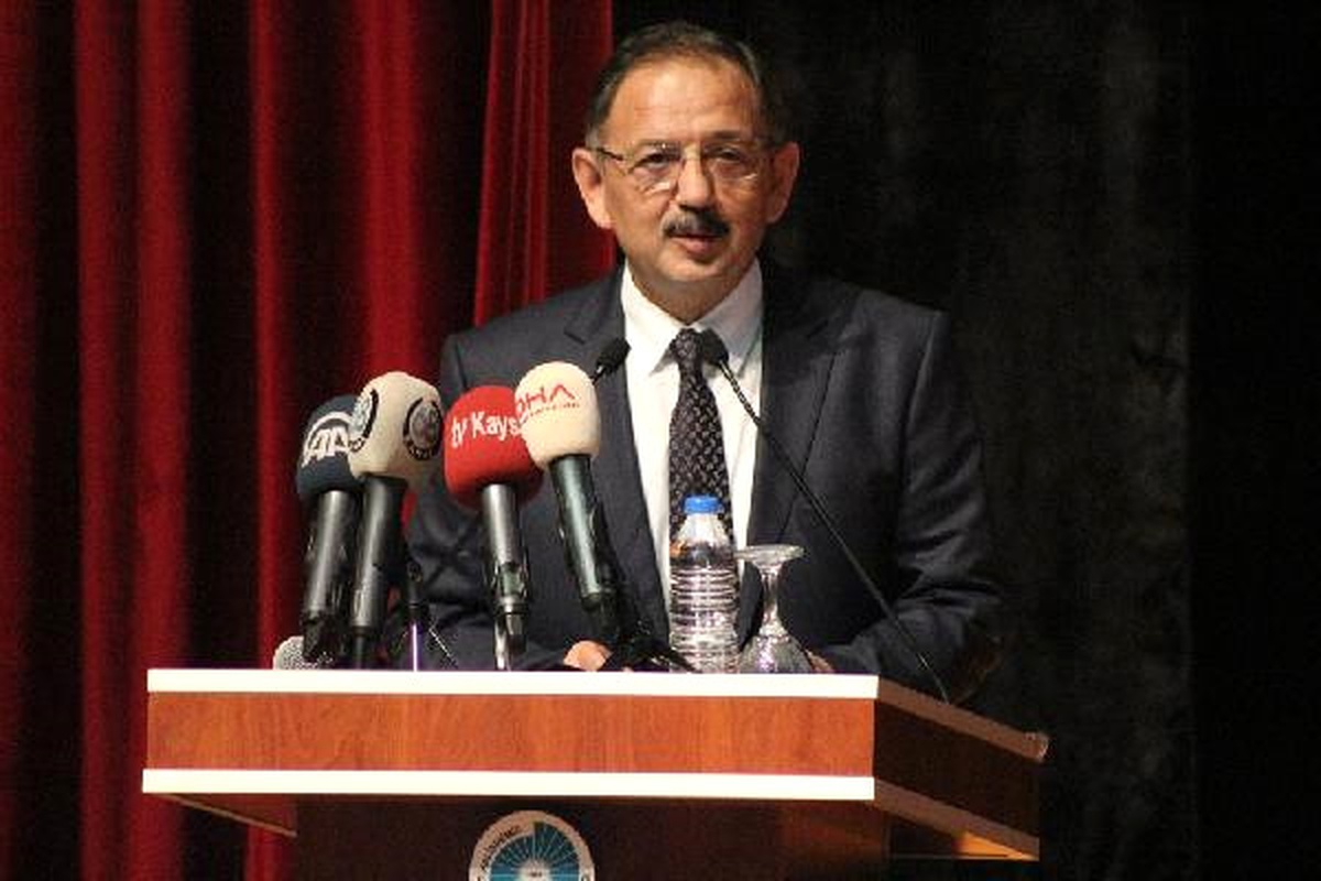 Bakan Özhaseki, Ömer Halisdemir\'in Kabrini Ziyaret Etti (2)