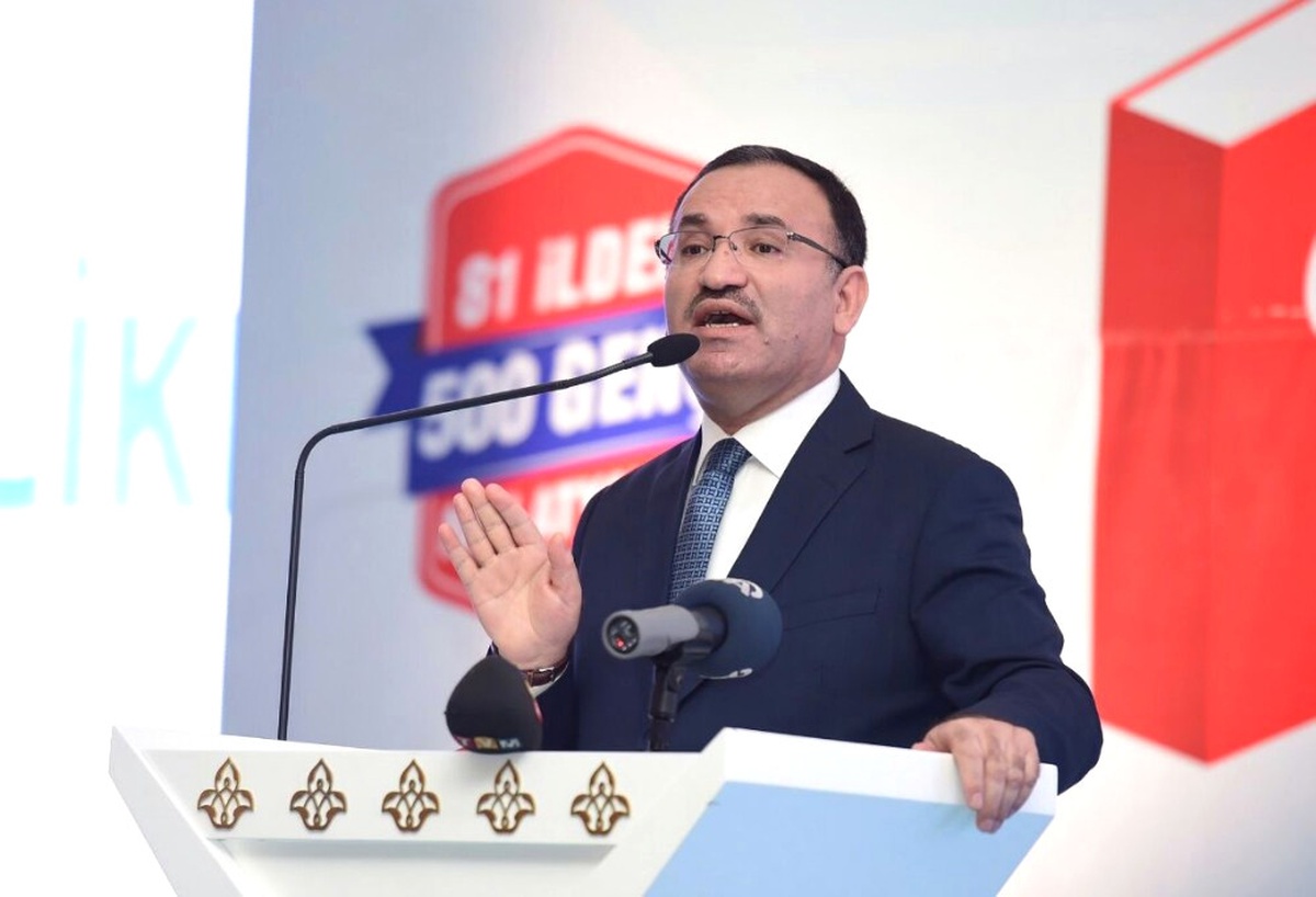 Bakan Tüfenkci: "Şeytan Taşlamaktan Kabe\'yi Tavaf Edemedik"