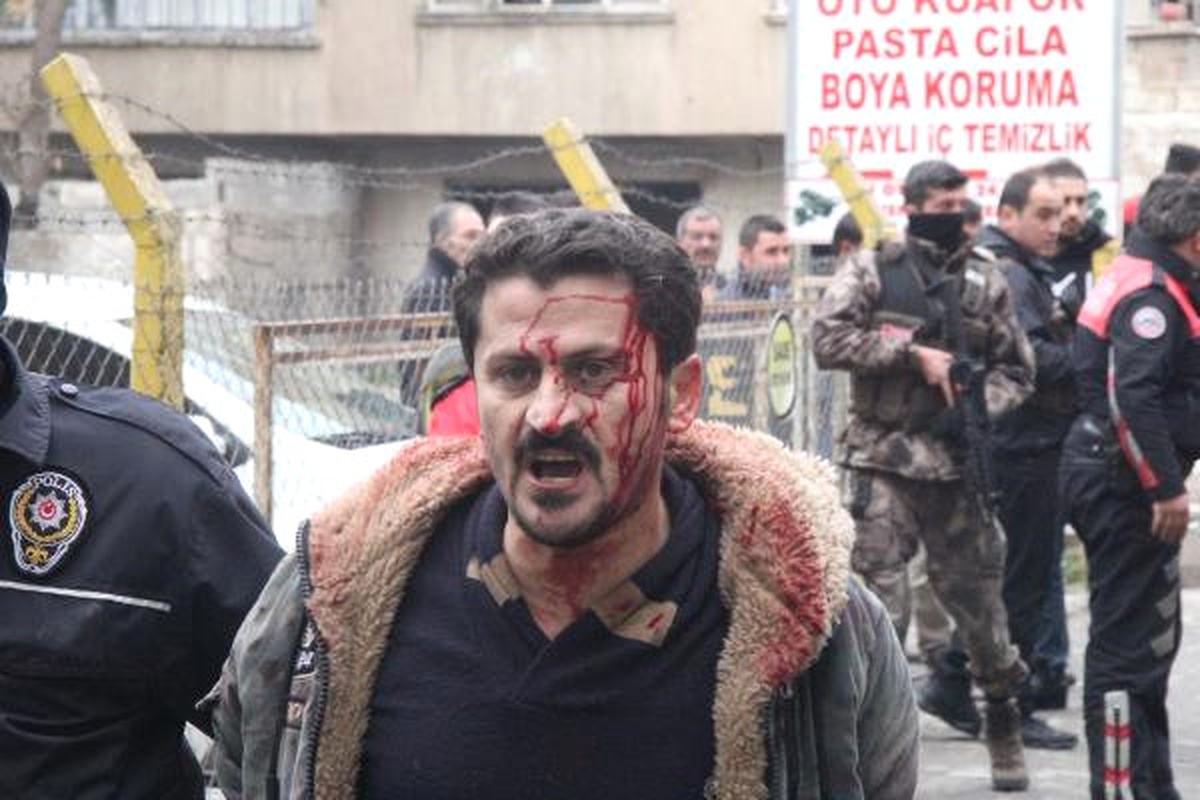 Bakan Yılmaz\'ın Korumaları Silahlı Kavgaya Müdahale Etti (3)