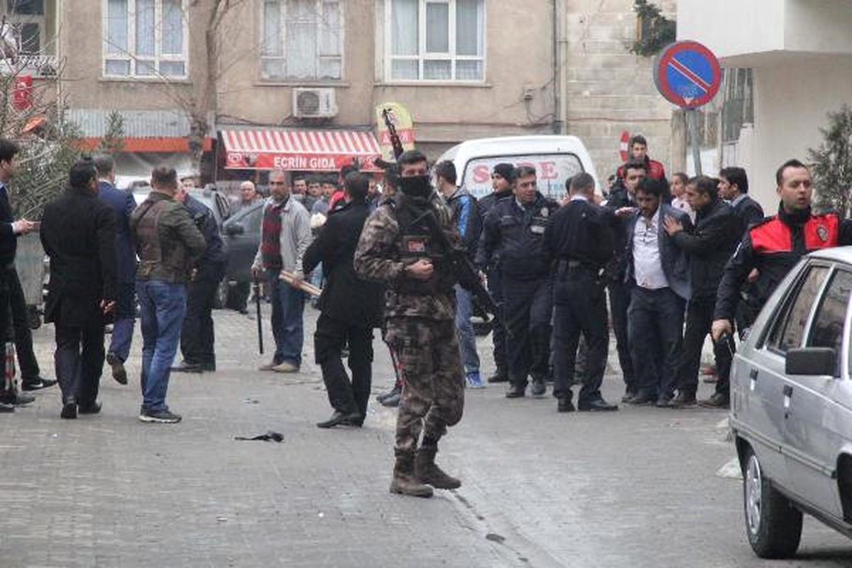 Bakan Yılmaz\'ın Korumaları Silahlı Kavgaya Müdahale Etti (2)