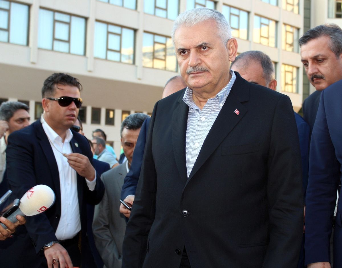 Başbakan\'ın Uçağı \'Sis\'e Takıldı