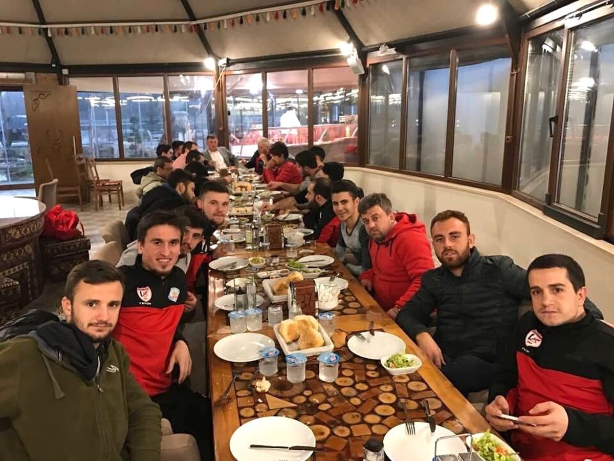 Başkan Duymuş Vezirhanspor\'un Yönetici ve Futbolcularını Ağırladı