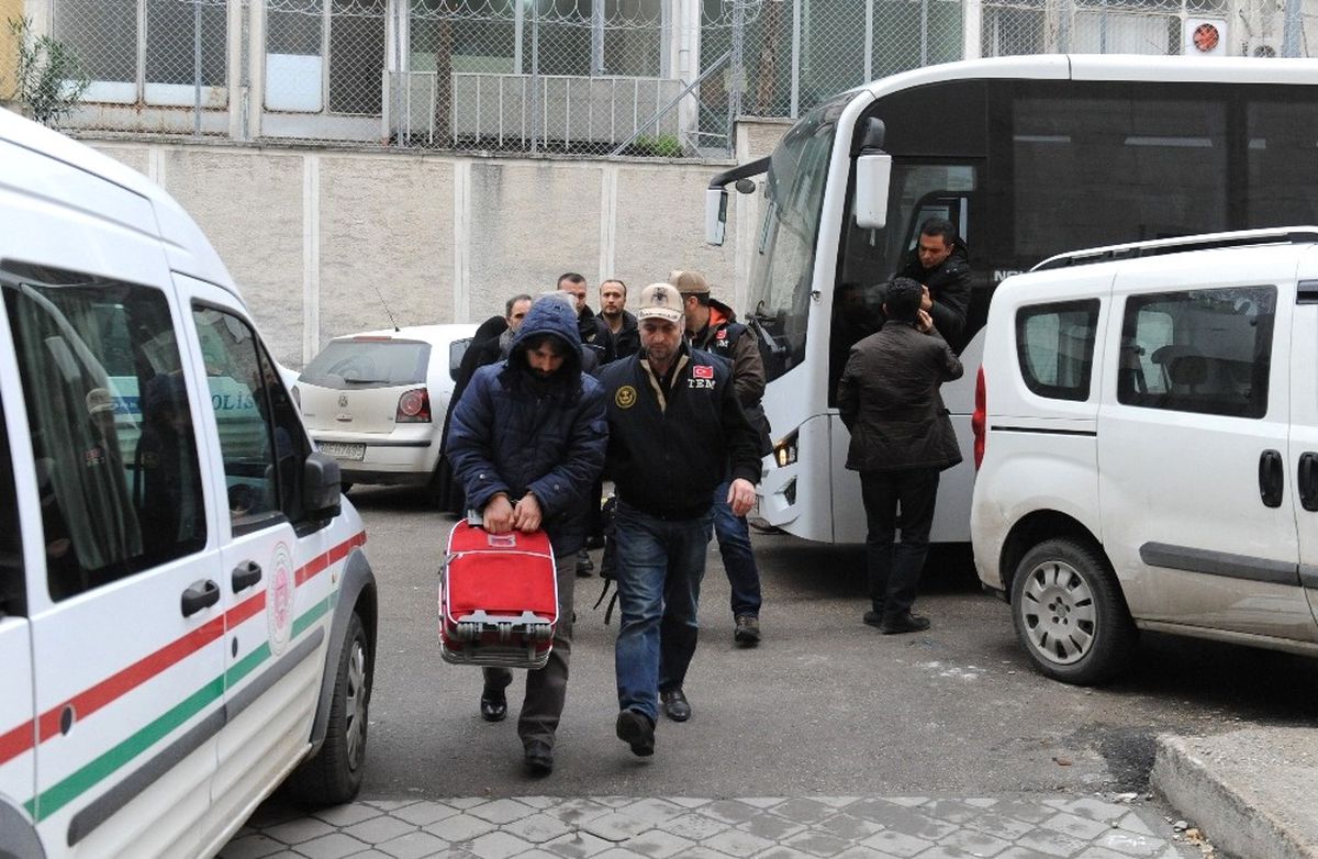 Bursa\'da Fetö Şüphelisi 26 Eski Polis Adliyeye Sevk Edildi.