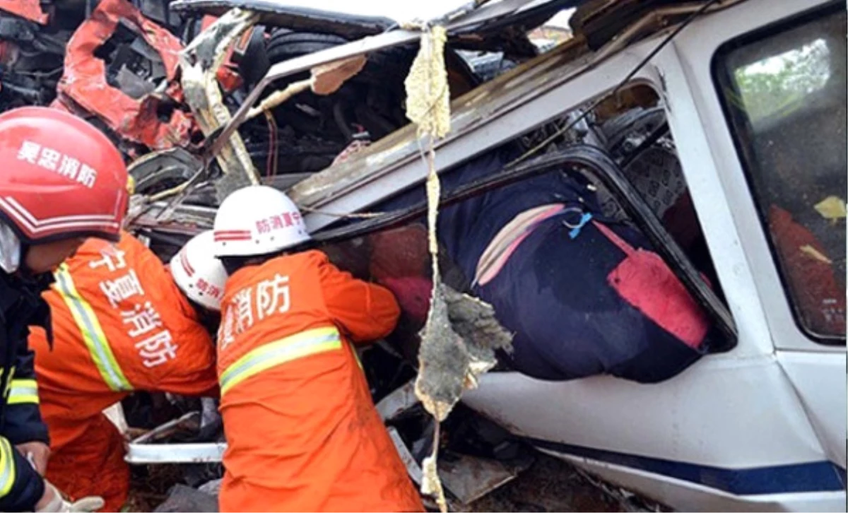 Çin\'de Otobüs ile Kamyon Çarpıştı: 10 Ölü, 38 Yaralı