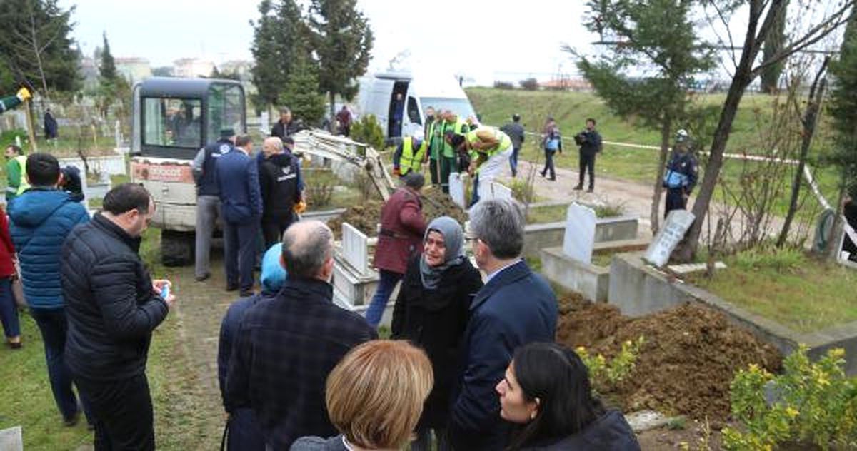 Depremde Ölen Hicran\'ın Ailesi Dna Testi İstedi 28 Mezar Açıldı