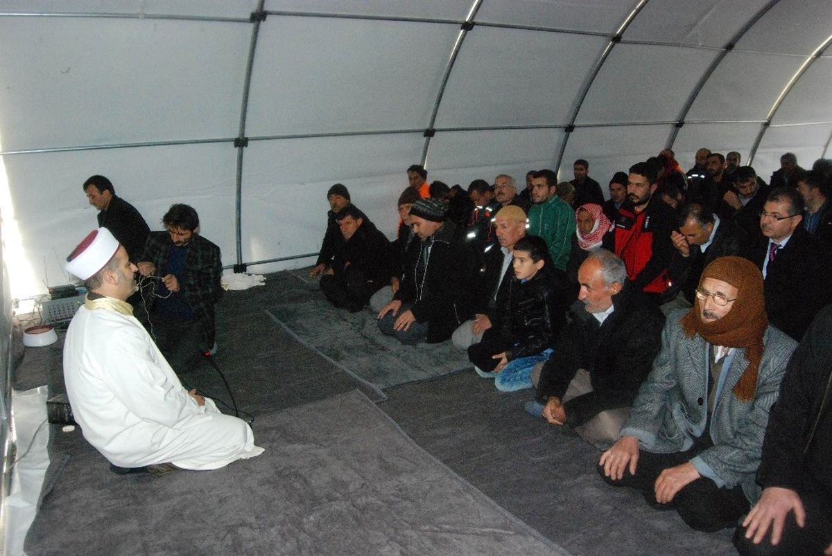 Depremzedeler Cuma Namazını Çadırlarda Kıldı
