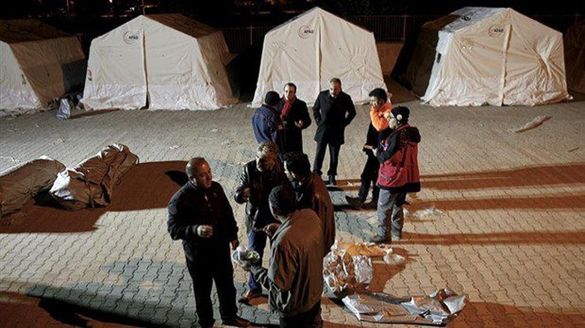 Depremzedeler Geceyi Sera ve Çadırlarda Geçirdi