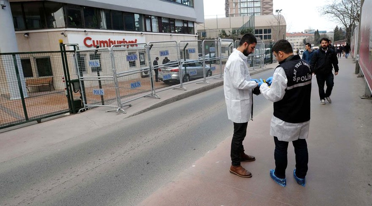Dha İstanbul - Cumhuriyet Gazetesi\'nin Bulunduğu Sokakta Silah Sesleri