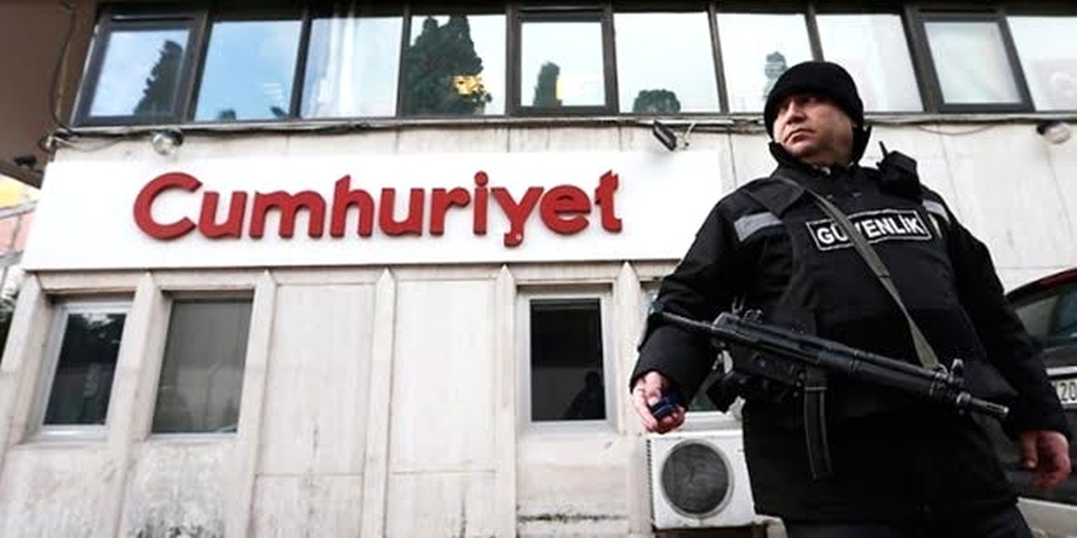 Dha İstanbul - (Ek Güvenlik Kamerası Görüntüsüyle) Cumhuriyet Gazetesi\'nin Bulunduğu Sokakta Silah...