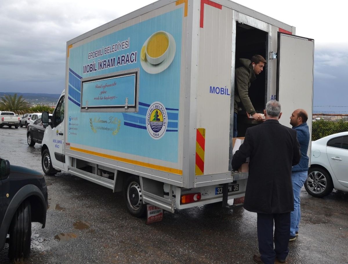 Erdemli\'de Su Baskınlarına Belediye Ekipleri Anında Müdahale Etti