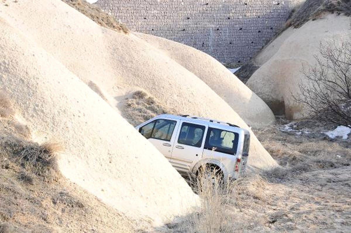 Göreme\'de Hafif Ticar Araç Uçuruma Düştü: 2 Yaralı