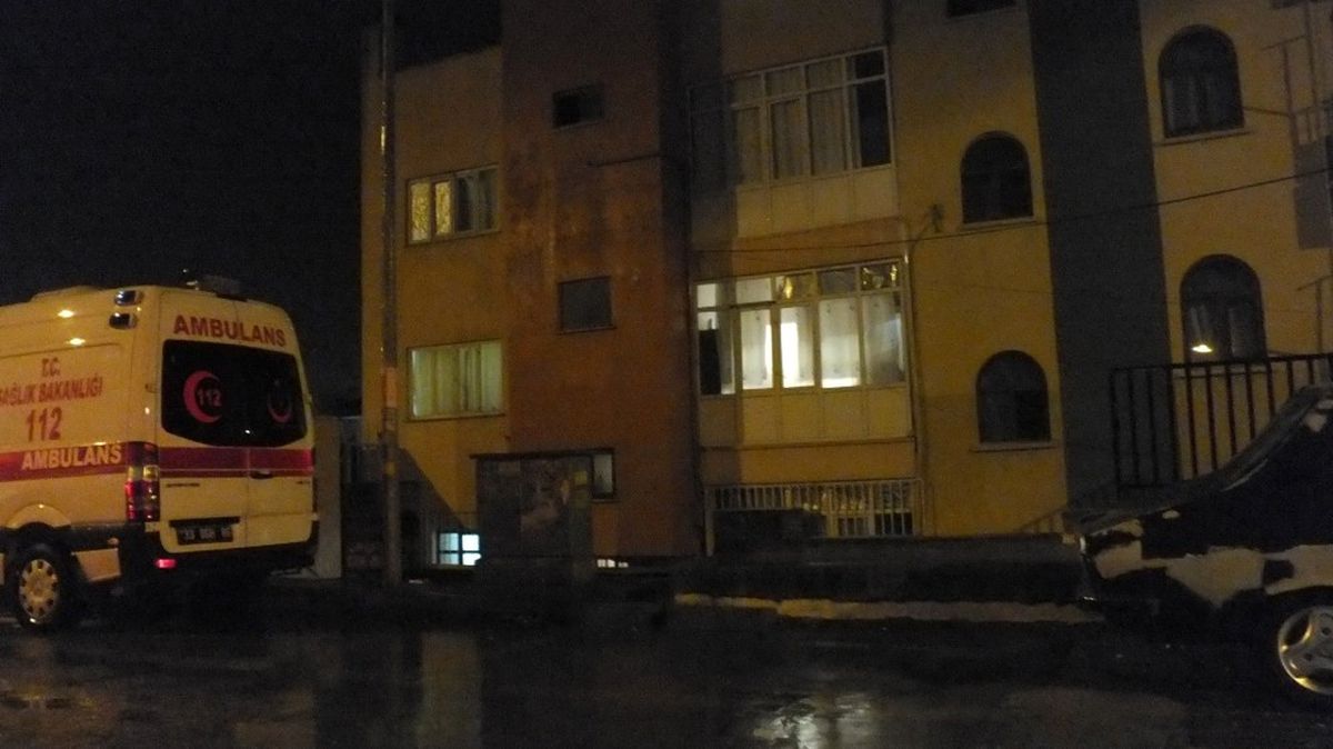İntihar Etmek İsteyen Genç,ekmek Bıçağıyla Kız Kardeşini Rehin Aldı