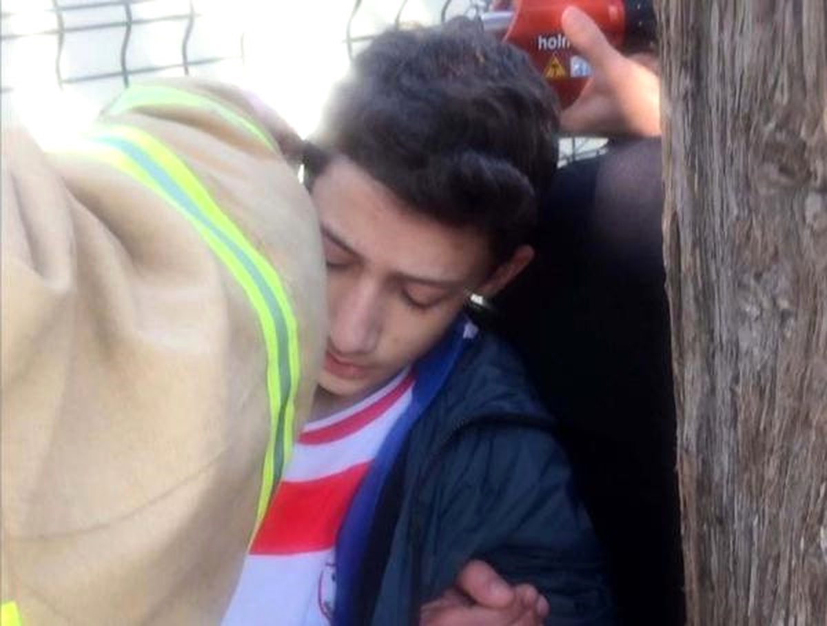 Kaldırımda Yürüyen Öğrencinin Kulağına Dikenli Tel Takıldı